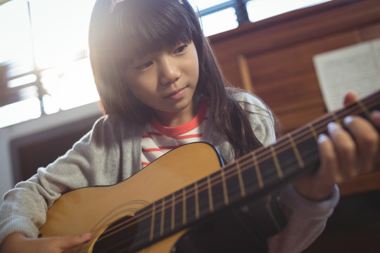 专心练习吉他的女孩