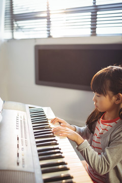 练习钢琴的小学生肖像