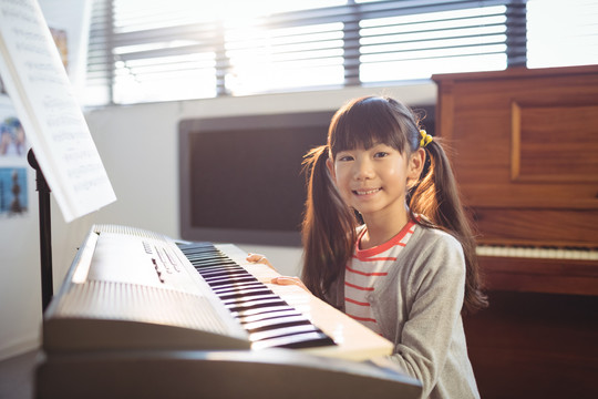 练习钢琴的小学生肖像