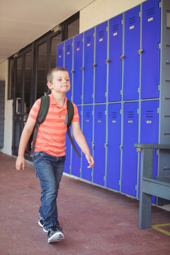 在学校走廊里行走的男孩