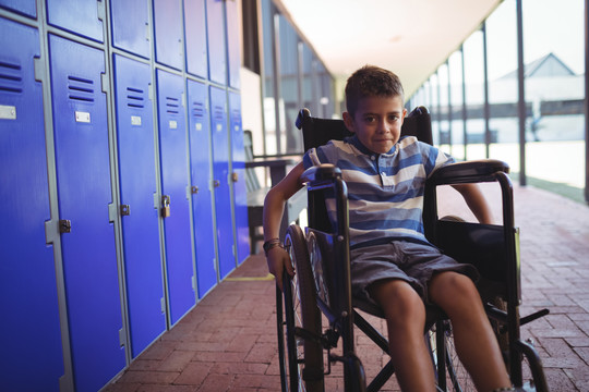 学校走廊里坐轮椅的男孩