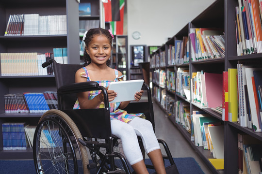 图书馆坐在轮椅上看书的女生
