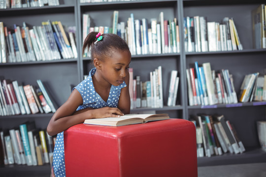 图书馆内看书的小女孩