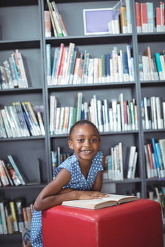 图书馆书架旁的微笑女孩