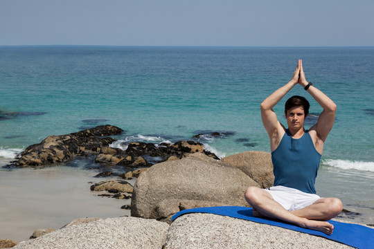 沙滩上练习瑜伽的男人