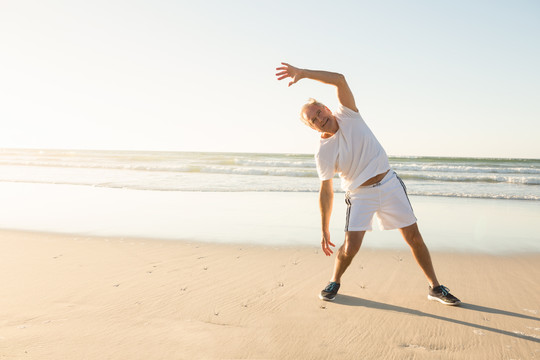 快乐老人在碧空沙滩上锻炼