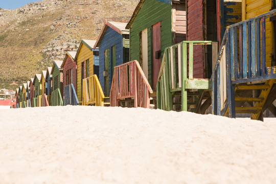 海滩上的多彩小屋的特写镜头
