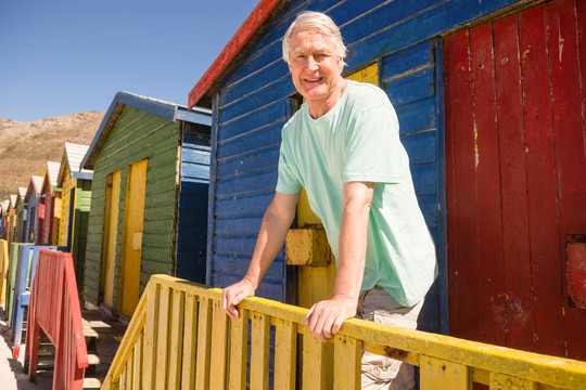 沙滩小屋旁微笑的老人