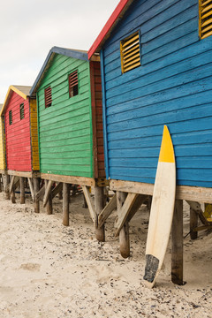 海滩沙滩小屋旁的木制冲浪板