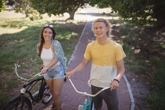 公园里骑自行车的幸福夫妇