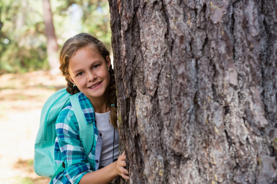 躲在树后微笑女孩的肖像