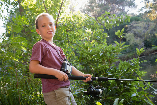 男孩在森林里钓鱼