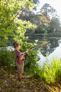 在户外钓鱼的男孩