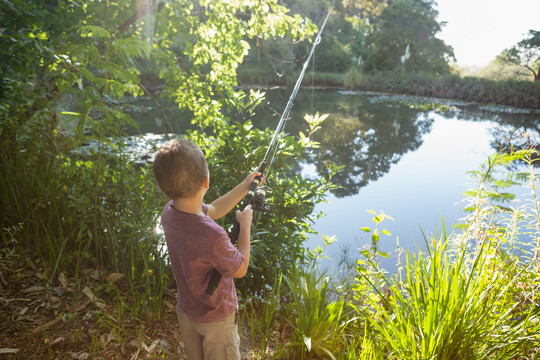 在户外钓鱼的男孩