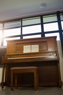 家中靠窗钢琴的低角度视图
