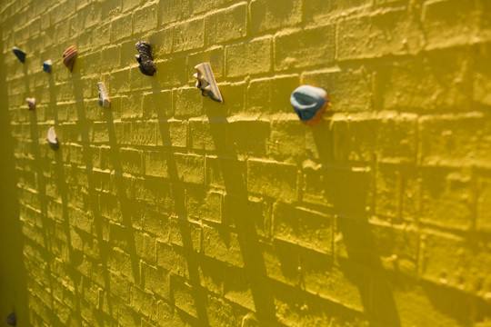 学校黄色攀岩墙全幅照片
