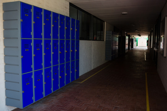 学校走廊里的蓝色储物柜