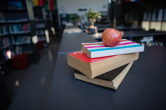苹果在学校图书馆的书堆上