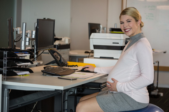 坐在办公室的孕妇画像