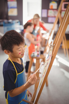学生在学校的桌子上画画