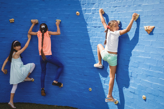 快乐的孩子在学校爬墙