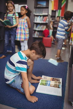 学校图书馆专心读书的男生