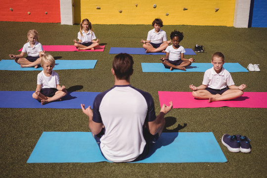 教练和学生在校园里练习瑜伽