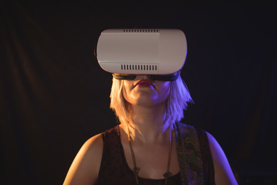体验虚拟现实设备的女性