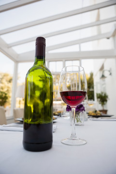 餐厅桌子上红酒和酒瓶