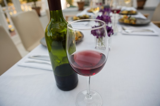 餐厅桌子上红酒和酒瓶