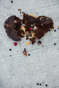 咖啡厅地板上巧克力蛋糕