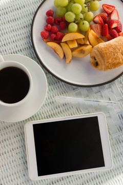 咖啡杯和水果的俯视图