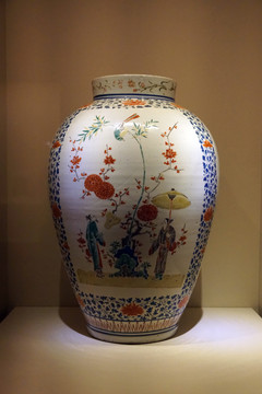 日本柿右卫门彩绘瓷瓶