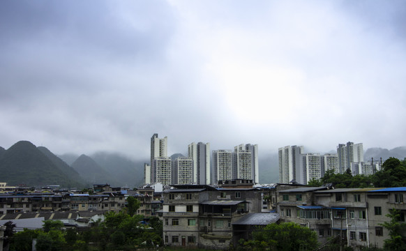 山中的城市建筑物