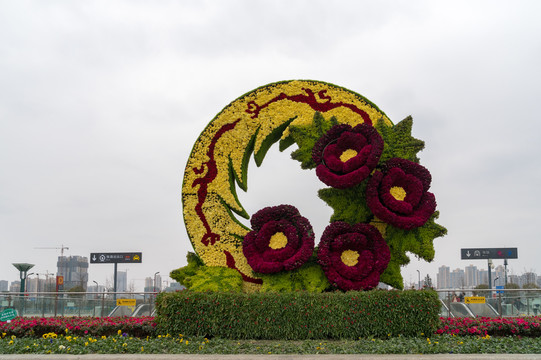 太阳神鸟鲜花雕塑