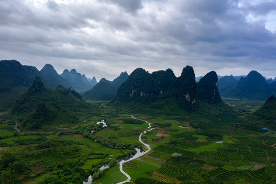 群山间蜿蜒的小路