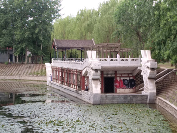 湖边