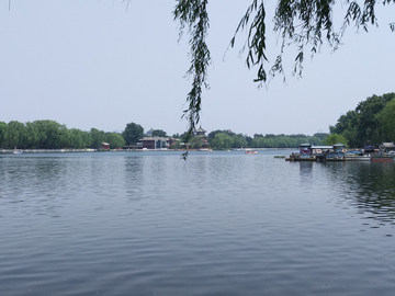 湖边