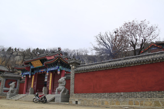 寺院围墙大门