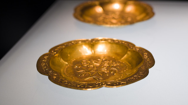 古代贵族使用的金碗
