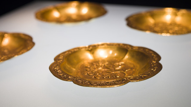 古代贵族使用的金碗