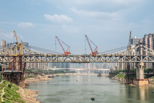重庆嘉陵江建设中的曾家岩大桥