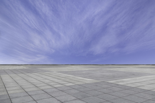 空旷无人的广场地面和蓝天白云