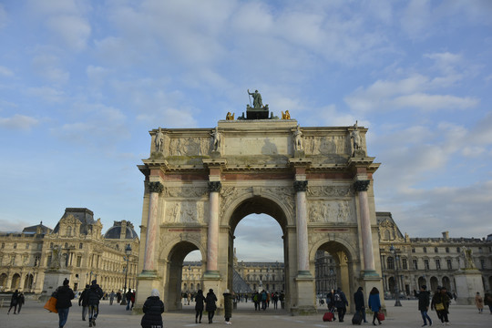 卢浮宫外的凯旋门