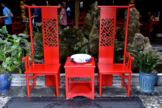 一对红色椅子