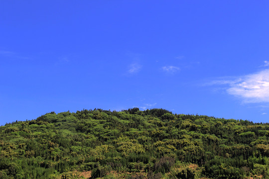 蓝天白云大山景色