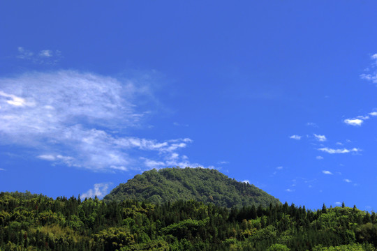 蓝天白云大山景色