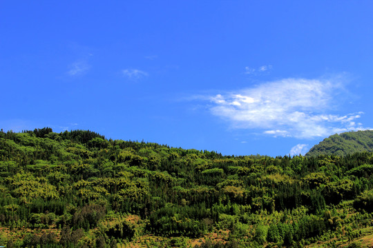 蓝天白云大山景色