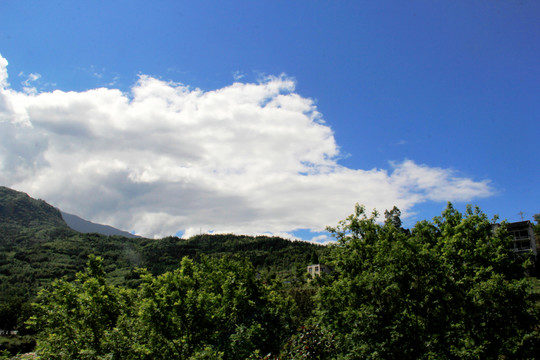 蓝天白云大山景色