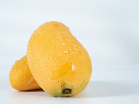 带有水珠的芒果新鲜欲滴黄色水果